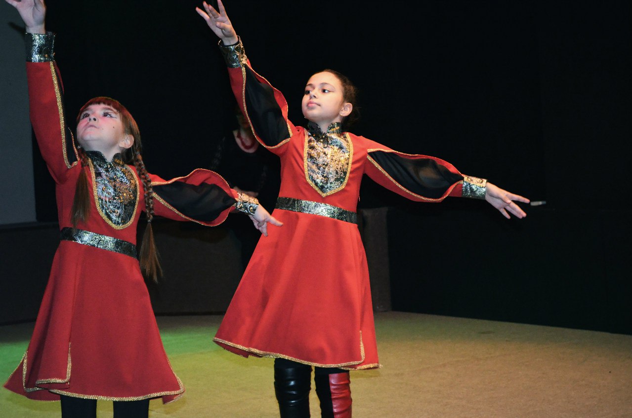 Песни дикий кавказ. Кавказские танцы дети. Танцевальный костюм для кавказских танцев. Концерты кавказских танцев. Ансамбль Кавказского танца КАМБЕК.